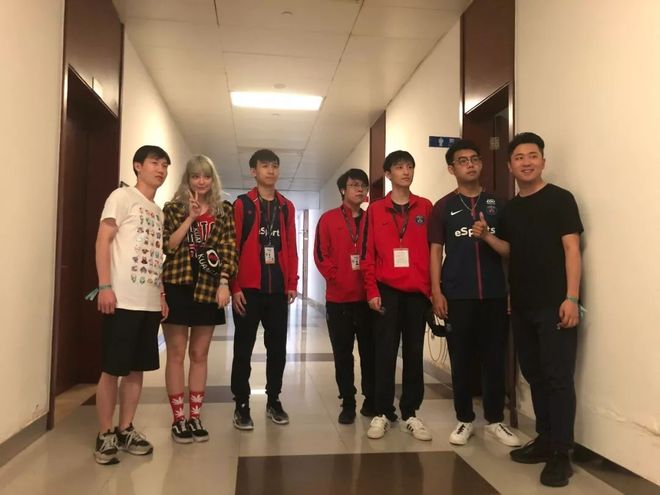 LPL微笑解说WE变脸现场：从摆到烂 已不值得破防